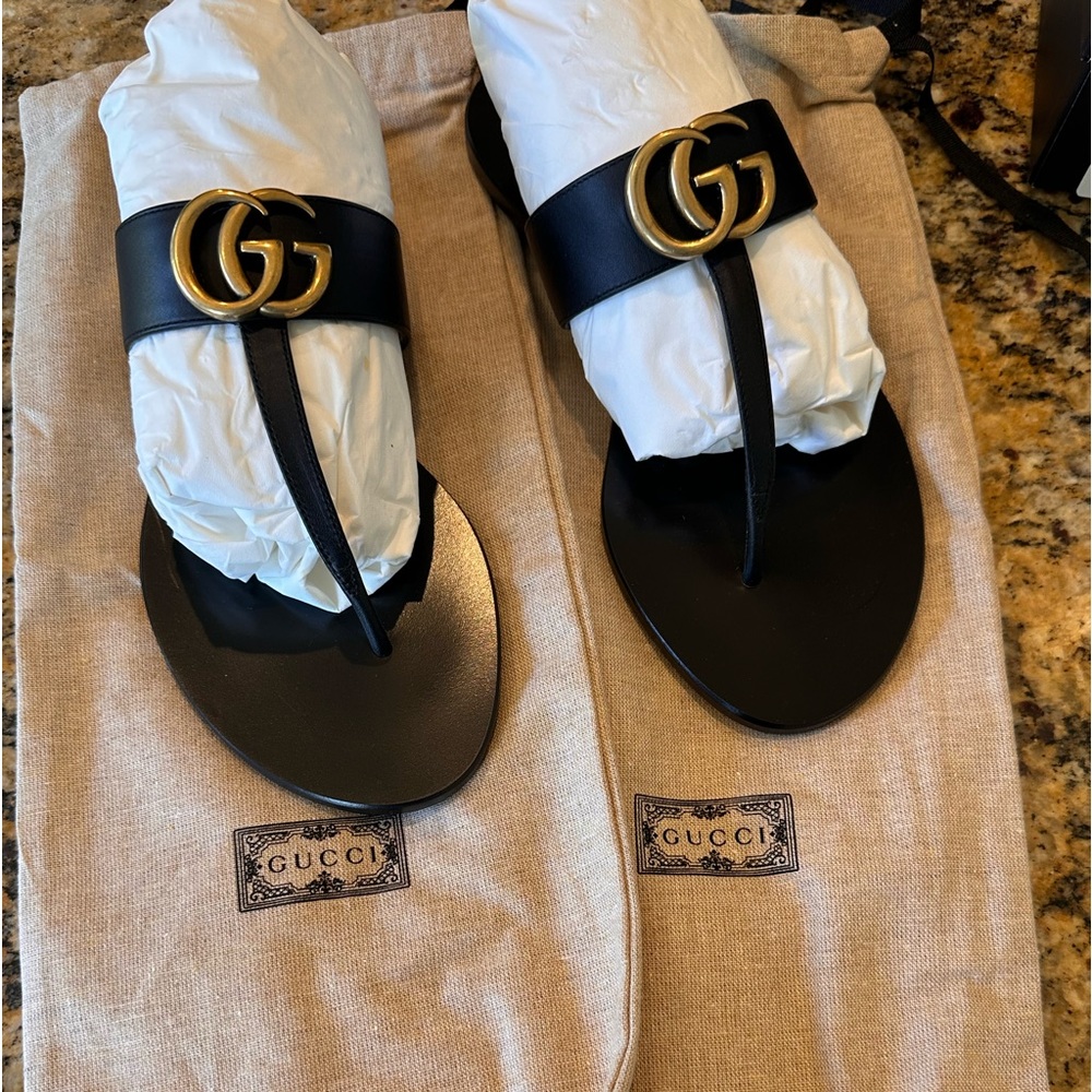 Gucci leather thong sandals with double D